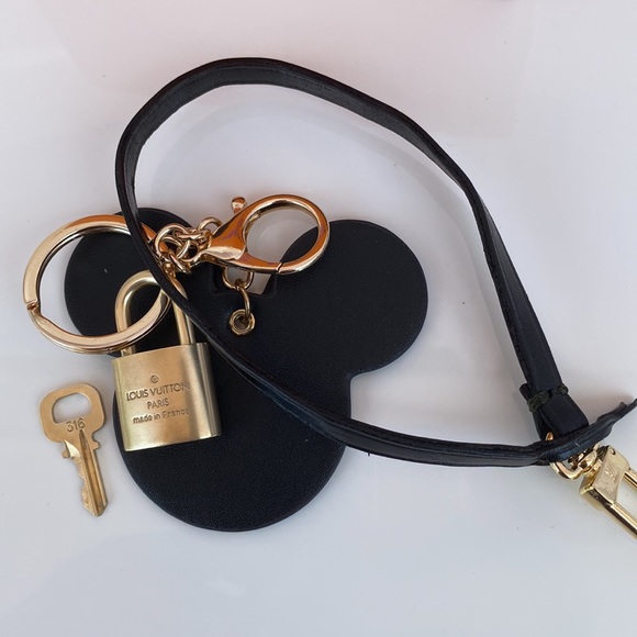 Authentic Louis Vuitton Strap and Lock and key 316. Charm is gifted. - Picture 7 of 8